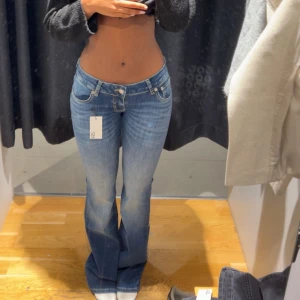 Blå bootcut jeans låg midja - Snygga blå jeans med bootcut och låg midja. Aldrig använda endast testade, köpte för 400kr! Storlek S men sitter som XS