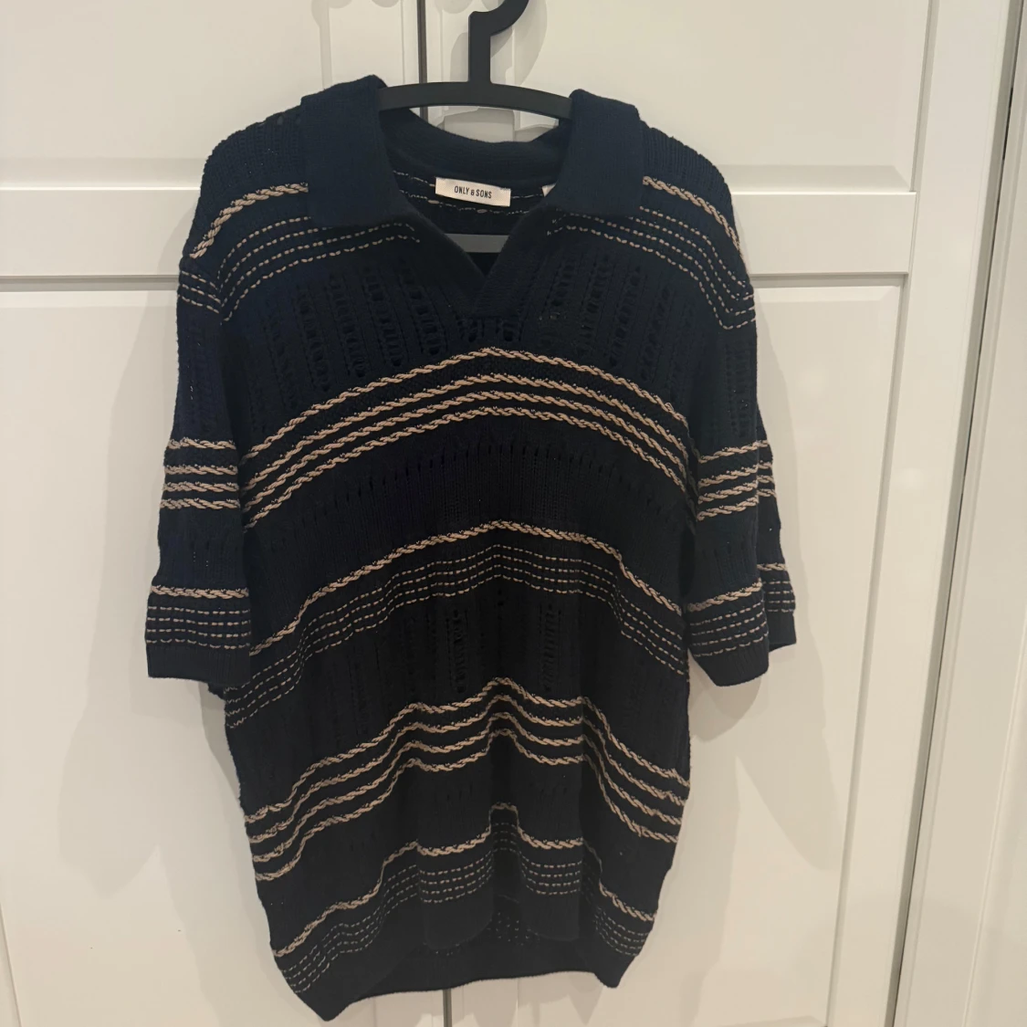 Randig stickad pikétröja från Only & Sons