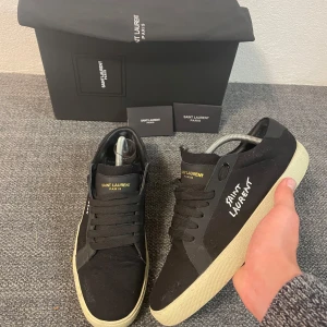 Saint Laurent skor - Hej, vi säljer nu dessa tvär feta saint Laurent skor för endast 2599kr (priset kan diskuteras), dessa skor är i ett sjukt bra skick (nästan ny skick) och passar jätte bra både på sommaren och på vintern. Skorna är i storlek 43. För mer frågor eller om du vill ha mer bilder, kom privat. 🧛🏻‍♂️🫟