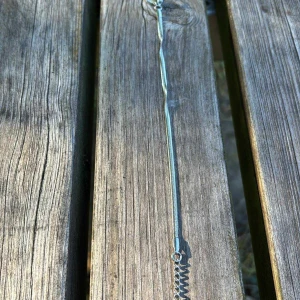 Tunt silverfärgat halsband - Snyggt och enkelt halsband i silverfärg med tunn kedja och justerbar längd. Perfekt för att bära som det är eller kombinera med andra smycken för en personlig stil. Passar dig som gillar minimalistiska accessoarer.