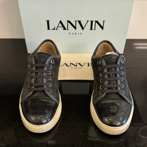 Lanvin Skor - Feta Lanvin skor i grå | UK 7 som motsvarar ca 41-42 | Dem är i ett väldigt bra skick med få tecken av användning | Lanvin-dustbag följer med | Tveka inte att kontakta oss vid minsta fundering!