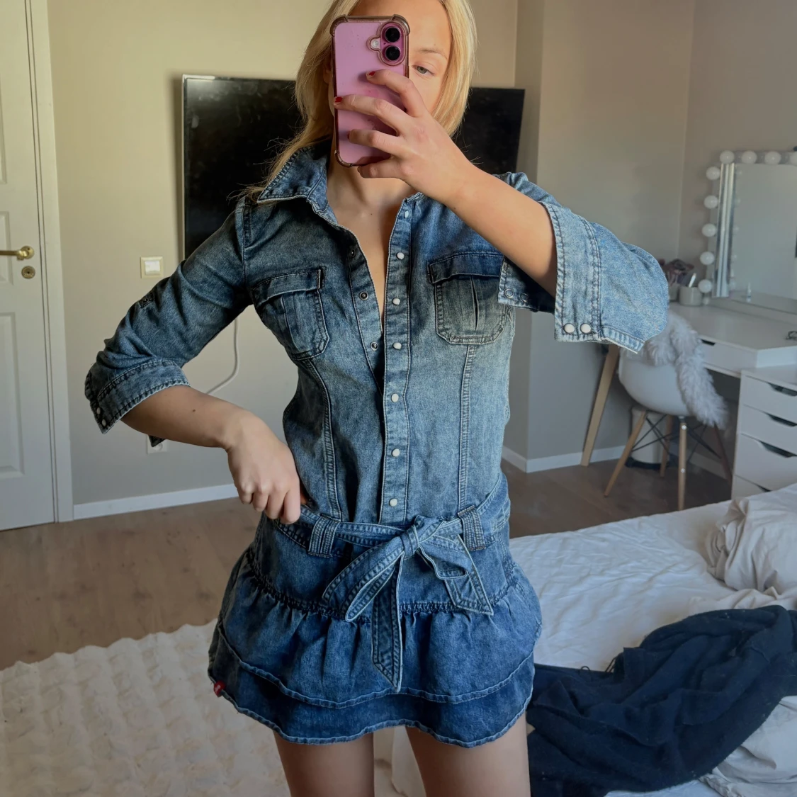 Jeansklänning med volangkjol - 3