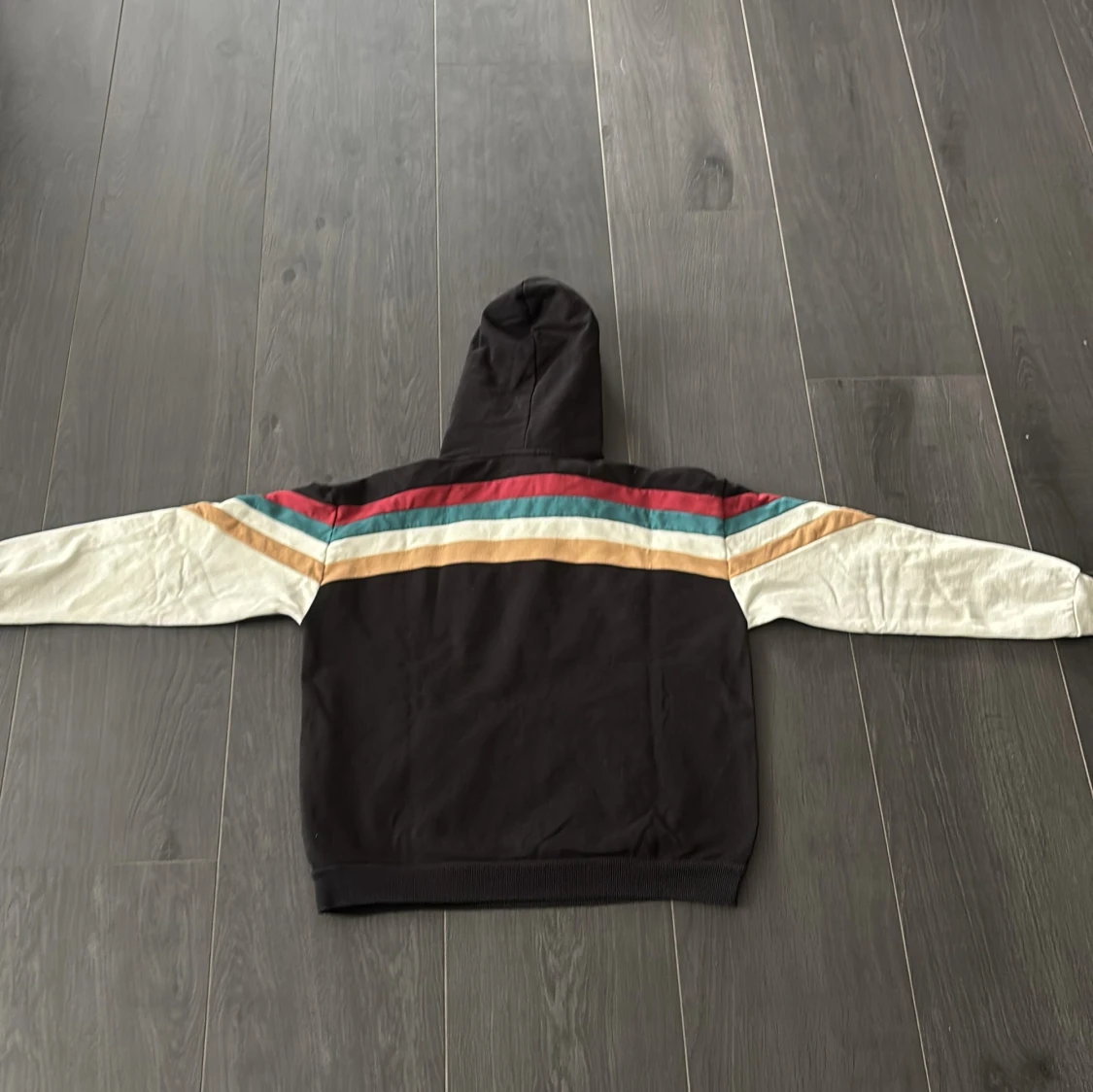 Svart hoodie från Kaotiko med färgglada ränder - 1