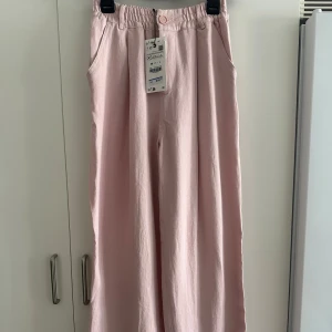  Nya rosa linnebyxor  -  Rosa linnebyxor från zara. Helt nya med lapp kvar 