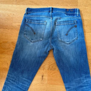 Dondup jeans  - Säljer nu mina skitsnygga dondup jeans. Modellen är George. Storlek 34 men skottet som 32. Skick 9/10. Nypris runt 3000, mitt pris 1199. Pris kan diskuteras. Tveka inte att höra av er vid funderingar eller fler bilder. 🥂
