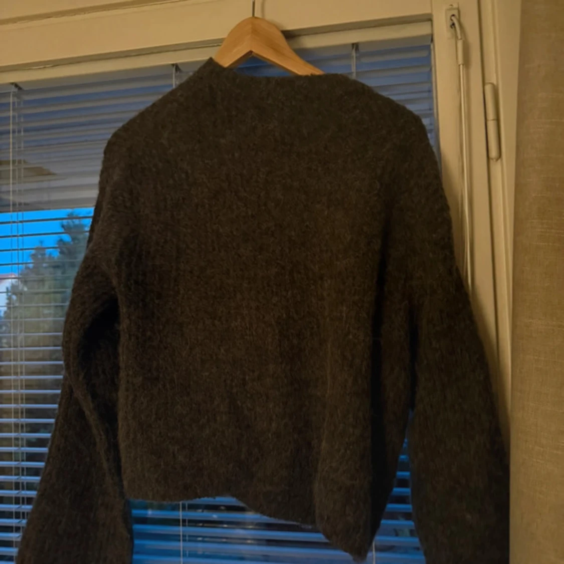 Grå kofta med knyt - 2