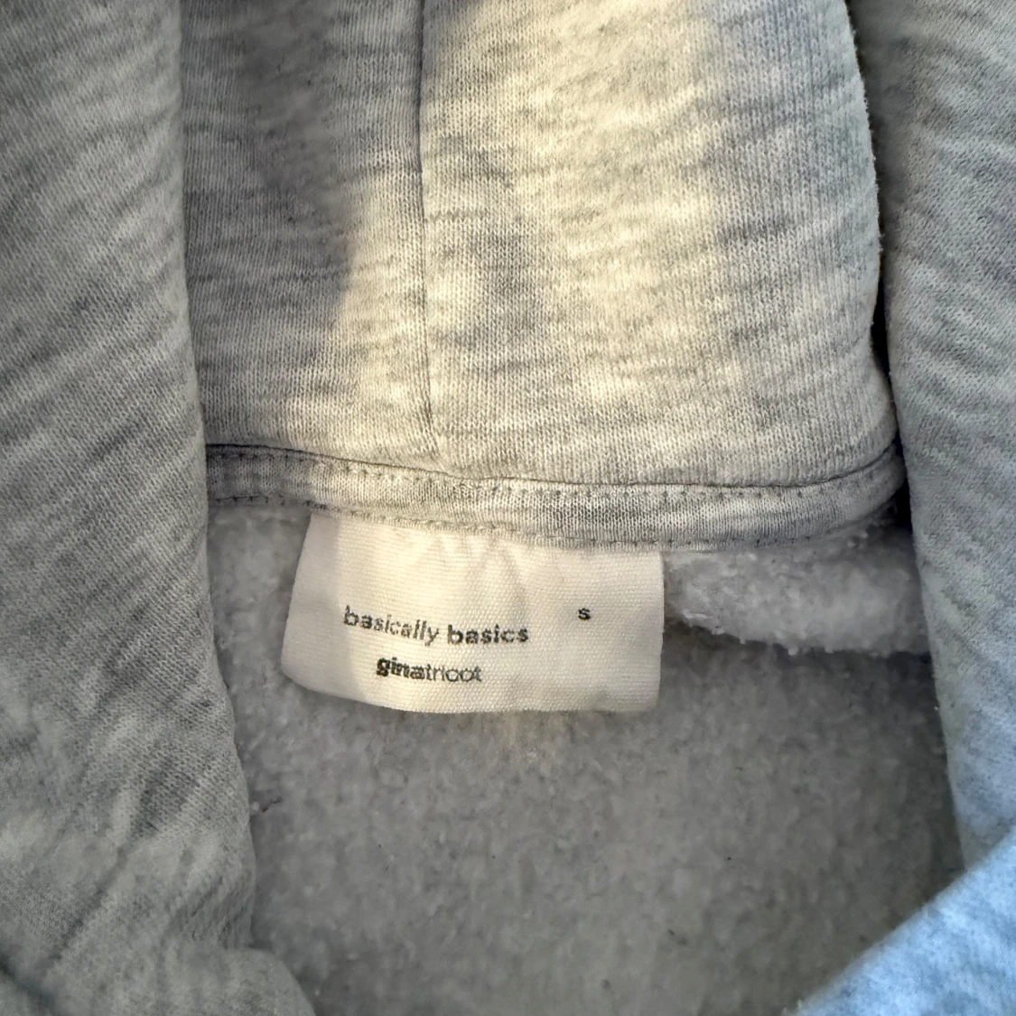 Ljusgrå hoodie från Gina Tricot - 2