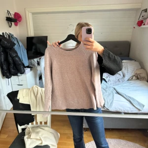 Ljusrosa stickad tröja Vero Moda - Ljusrosa/smutsrosa stickad tröja från Veromoda 