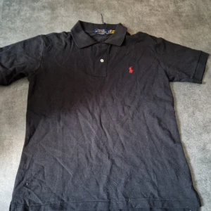  Polo Ralph Lauren piké  - Helt ny piké. Ingen tecken på användning alls. Taggarna finns också. Storlek S men passar M. Priset kan vi diskutera 😁