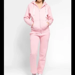Russemerch sett rosa xs - säljer hela settet i xs i rosa! i väldigt bra skick och så men kommer inte till användning 💓 kan sälja delarna separat för 625