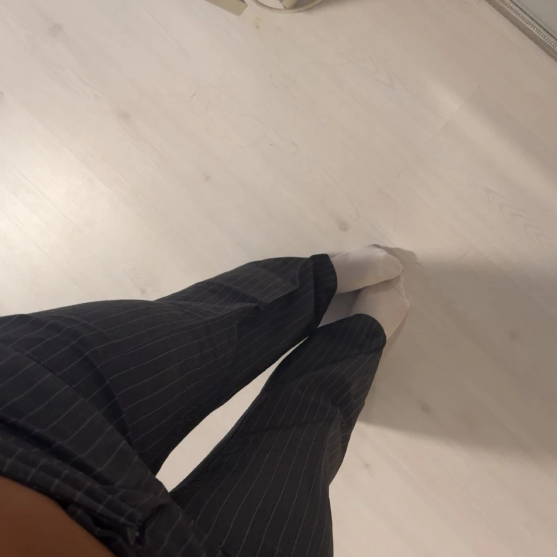 Svarta/mörkgrå kostymbyxor med smala ränder - 2