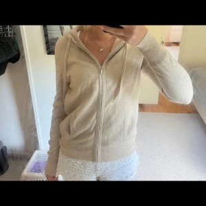 Soft goat zip up - Säljer min otroligt fina soft goat då den inte kommer till användning. Den har inga skador eller fläckar och har använts varsamt. Kan även tänka mig att byta mot en likadan i annan färg eller något inom samma prisklass. Dm för bilder och mer info.