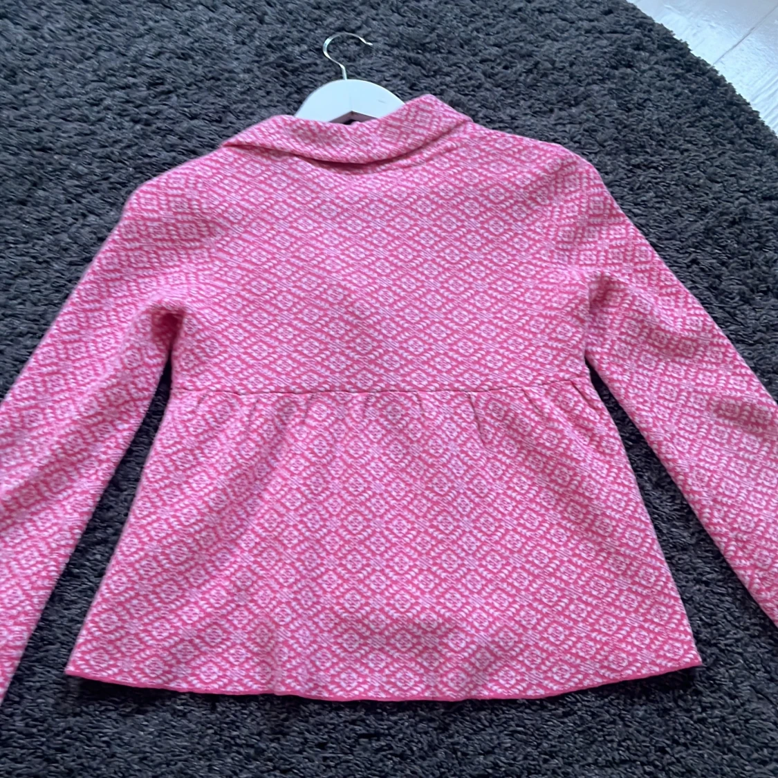 Rosa stickad kofta med rosett - 1