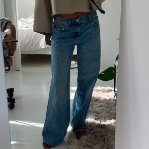 Blå vida lågmidjade jeans - Endast använda på bilden, storlek 38 nypris 500💗