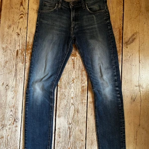 Lee Luke blå jeans W29 L32 - Riktig Snygga blå jeans från Lee. Jeansen har en smal passform och har inga defekter. Kan gärna komma överens om ett pris om du är missnöjd!😁