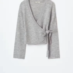 Knitted wrap cardigan gina - Från gina tricot, storlek xs. Bra skick!! Grå omlottkofta med knyt. Bara att skriva vid frågor!💖