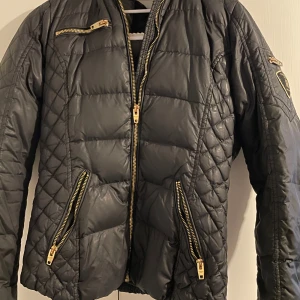 Rock and blue jacka damm - Damm jacka som sälj pågrund av att den inte passar längre men är i bra skick. Priset går diskutera 