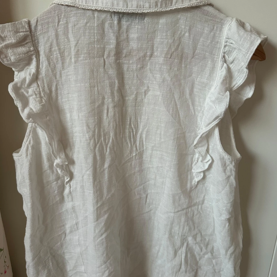 Vit ärmlös linneskjorta med volang - 2