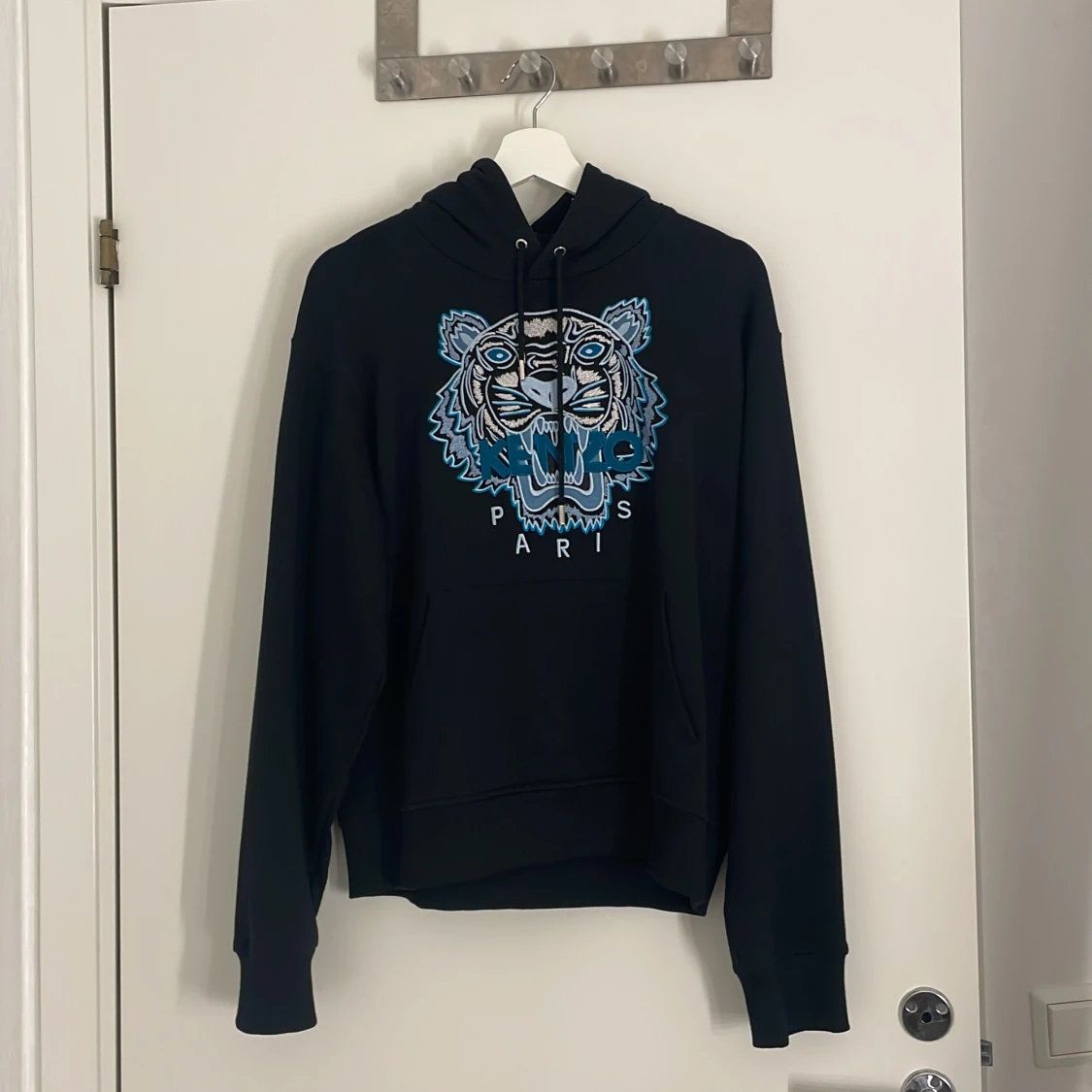 Svart Kenzo hoodie med tigerbrodyr