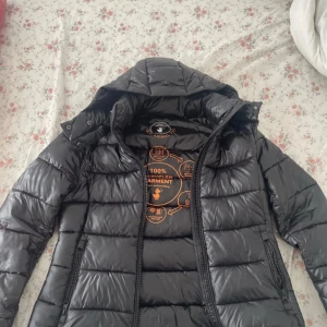 Svart pufferjacka från Save The Duck - Säljer en svart pufferjacka från Save The Duck med huva och dragkedja. Har inte använt den särskilt mycket alls eftersom den är stor för mig. Nytpris 3000❤️