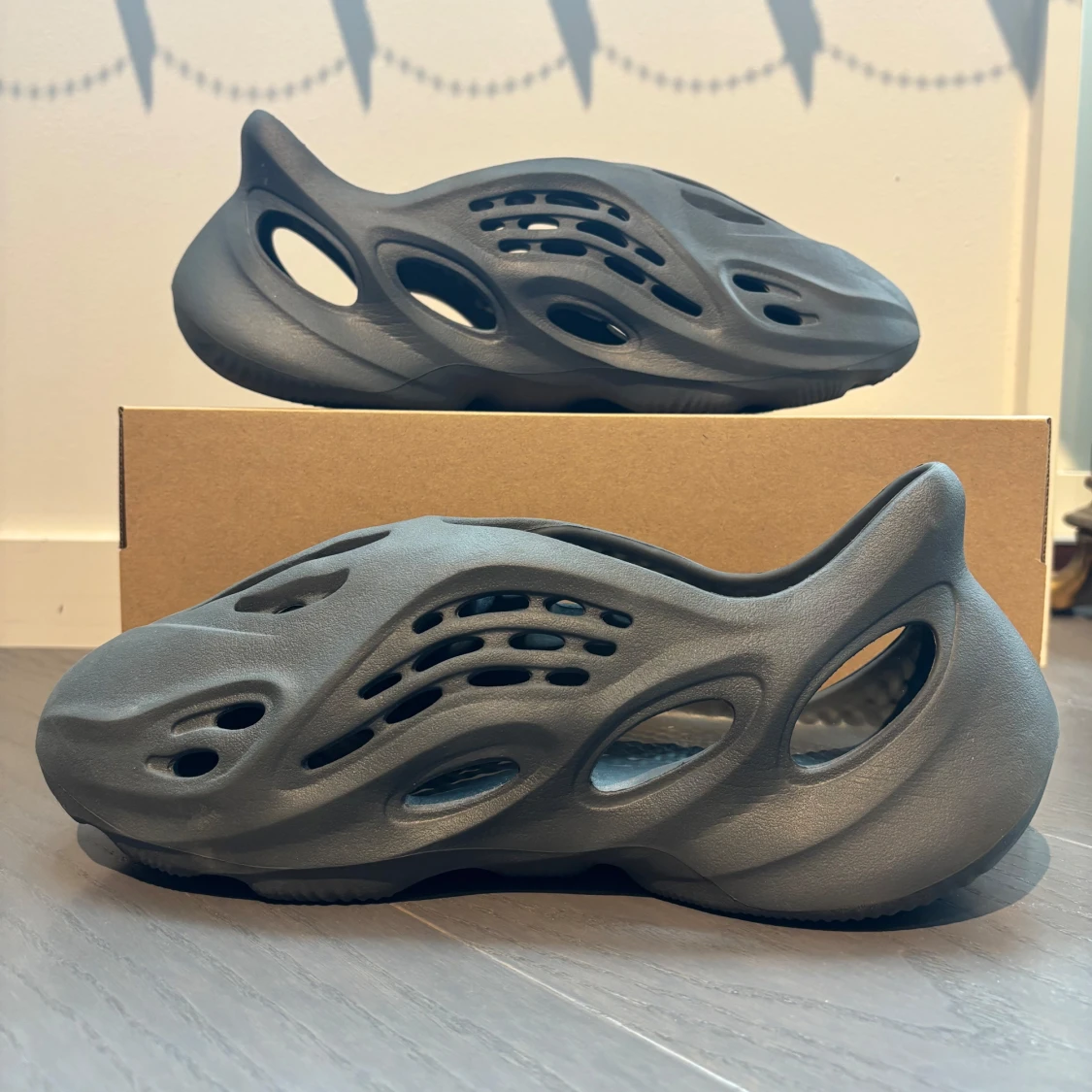 Adidas YEEZY Foam RNR Carbon - 1