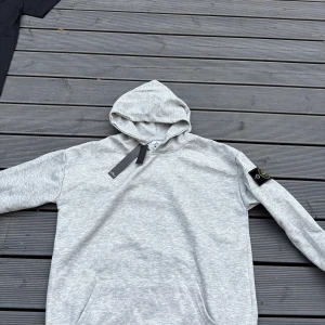 Stone island hoodie  - Stone island hoodie, 10/10 skick, helt ny, hör av er vid minsta fundering😁