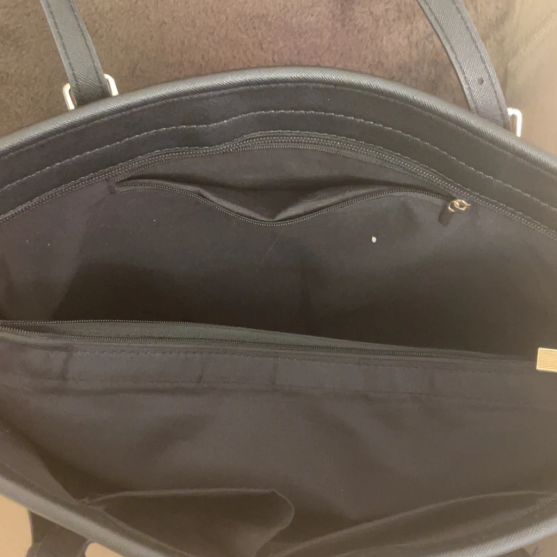 Svart axelväska perfekt for skola - 1