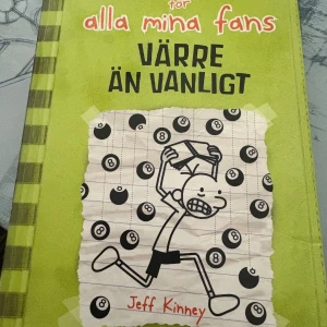 Värre än vanligt (Dagbok för alla mina fans) - En humoristisk och träffsäker bok om Gregs vardag, fylld med roliga illustrationer och igenkänning för unga läsare. Perfekt för dig som gillar lättlästa berättelser med mycket humor och galna situationer. Bok 8 i den populära serien.