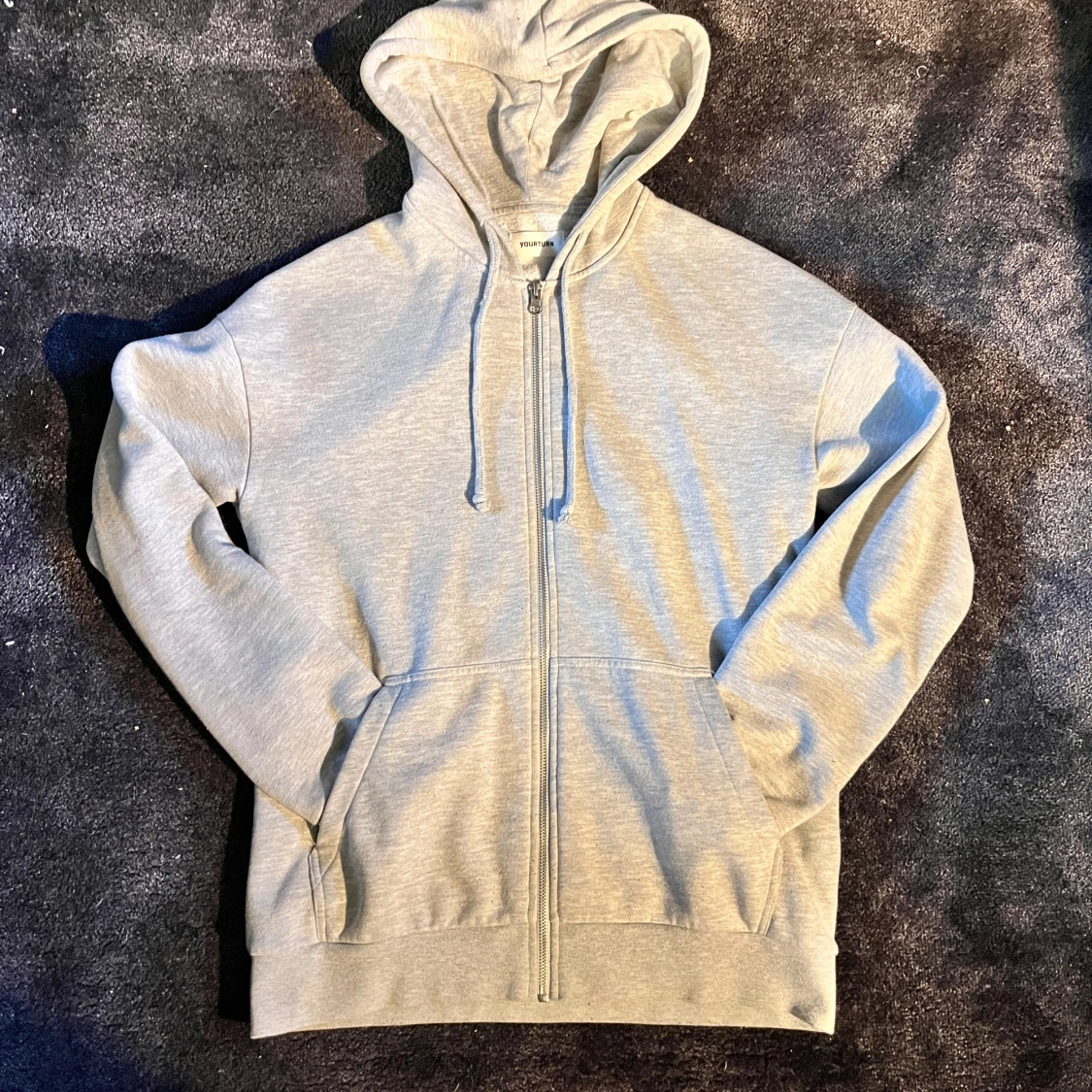 Grå hoodie med dragkedja och huva