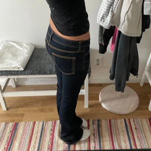 Mörkblå bootcut jeans från cheap monday - Snygga mörkblå jeans från Cheap Monday med bootcut passform och klassiska kontrastsömmar. Perfekta för dig som gillar en tidlös look med lite utsvängda ben. Jag använder storlek 27/26 i midja och är 164cm lång (dessa jeans är långa på mig)💗