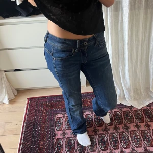 Blå bootcut jeans från G-Star RAW - jättesnygga jeans från g star. 27 i midjan men går i spänna in då de passar mig som brukar ha w24, nypris 1499 (sista bilden). Är osäker om jag vill sälja därför högt pris men går o diskutera💕💕