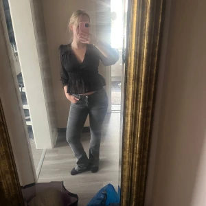 Grå bootcut jeans - Säljer ett par grå jeans med snygg bootcut. Jeansen har klassisk femficksdesign, raka ben med lätt utsvängning och är tillverkade i mjukt jeanstyg. Perfekta för dig som gillar en stilren och avslappnad look.