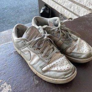 Nike Dunk Low sneakers i vitt skinn - Nike dunk low sneakers grå. Ganska använda men för dig som baravill ha ett par dunks för billigt pris är det bara att skriva!