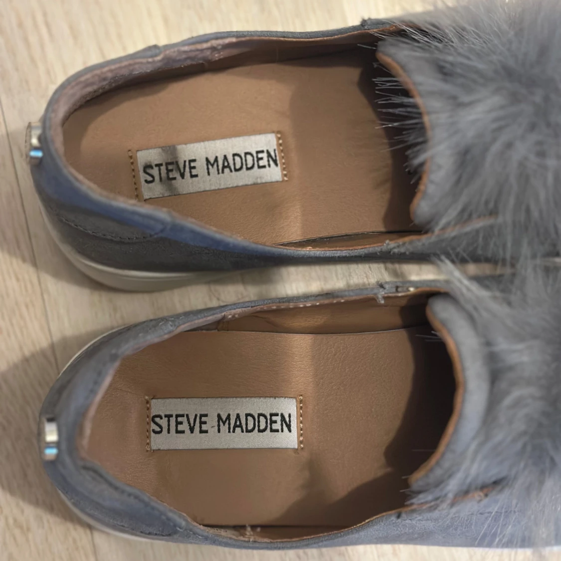 Grå sneakers med pälsdetalj - 4