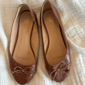 Bruna ballerina skor - Väldigt söta, köpta på vinted men passar inte mig som har 38, skulle säga att de är storlek små 38/37. Aldrig använt men verkar lite slitna