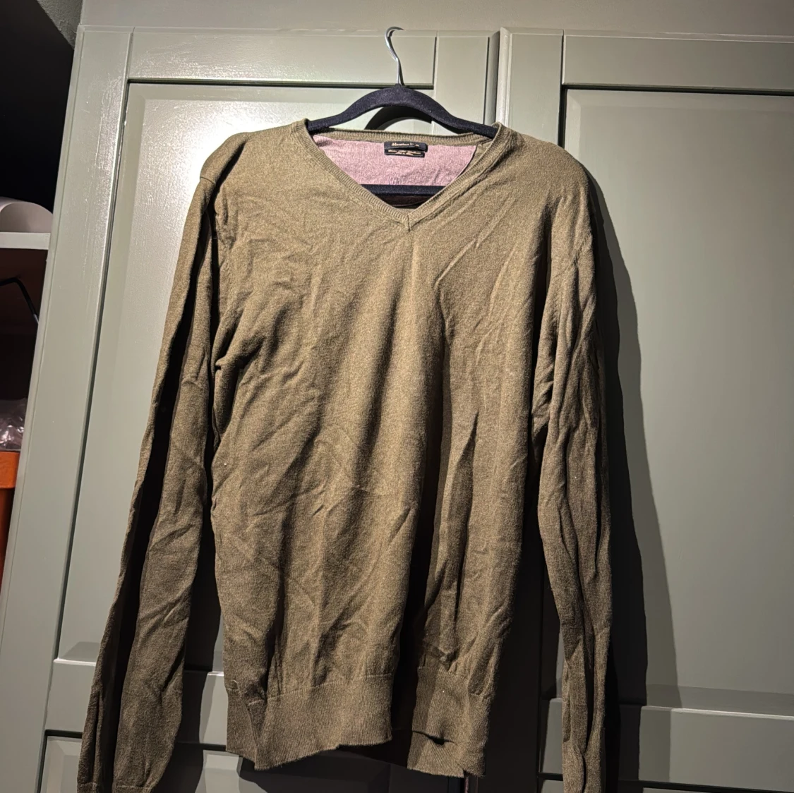 Olivgrön v-ringad tröja Massimo Dutti