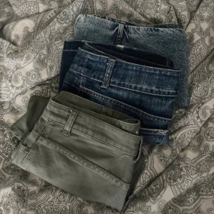 3st minikjolar  - Säljer ett paket med tre stycken jeanskjolar!  Två blåa och en khakifärgad (grönaktig).  Alla är storlek 40-42! 💗 Skriv vid bud eller frågor.  Alla för 200kr