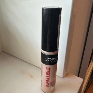 L'Oréal Infaillible Concealer 324 Oatmeal - Helt ny och oöppnad, köpte fel shade. Concealer från L'Oréal Paris i nyansen 324 Oatmeal. Ger täckning i upp till 24 timmar och passar perfekt för att ljusa upp under ögonen eller täcka mörka ringar. Favorit concealern verkligen då den är helt fulltäckande.