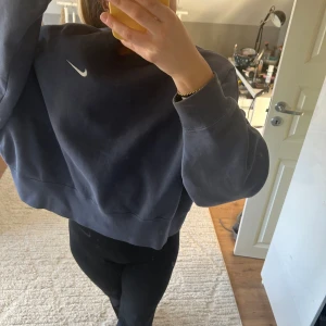 Nike sweatshirt  - Säljer denna jättefina sweatshirt i en blå färg från Nike då den är lite stor för mig. Väldigt bekväm och sitter väldigt fint!!!💕Storlek S men skulle säga att den passar en M också. Skriv för fler bilder😊