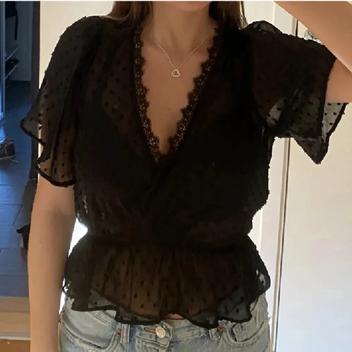 Svart blus med spets och volang - 1