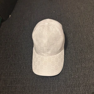 Vit Gucci keps - En helt ny fräsch Gucci keps, perfekt nu till sommaren🤩Storlek M. Pris går att diskutera vid snabb affär☺️