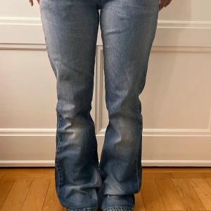 Blå bootcut jeans  - Så snygga jeans 🫡