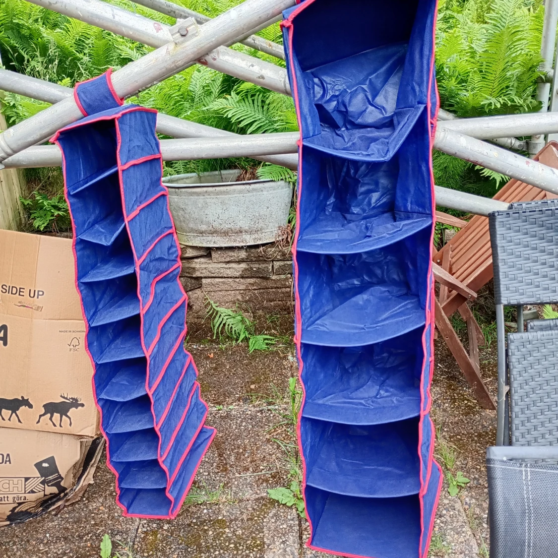 Blå hängande förvaring med röda kanter - 3