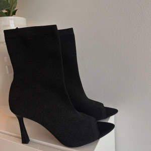 Svarta klackskor med öppen tå  - Köpta på Zara. Använda en gång infa defekter. Storlek 37