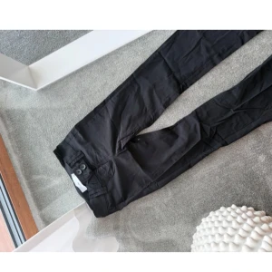 Svarta kostymbyxor från bershka - Svarta kostymbyxor från Esprit med raka ben och två knappar i midjan. Byxorna har klassisk look, sidfickor och är tillverkade i ett mjukt bomullsmaterial. Perfekta för en clean och stilren outfit.