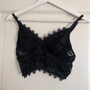 Svart spetstopp - Knappt använd. Går att ändra bandens längd. Tyvärr är lappen borta men skulle gissa på att det är storlek M