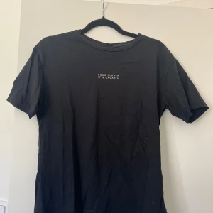 Svart t-shirt  - Svart t-shirt i bomull med enkel och clean design. 