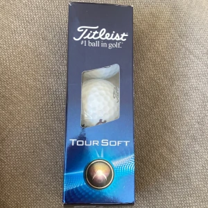 Tre oanvända Husqvarna bollar - Detta är inte en bok, utan en förpackning med Titleist Tour Soft golfbollar. Perfekt för dig som vill ta ditt golfspel till nästa nivå! Snygg design och mjuk känsla – ett måste för alla unga golfare.