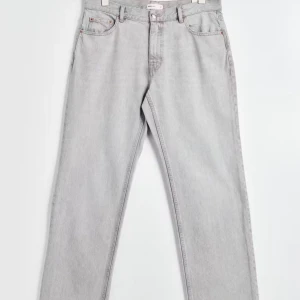 low straight jeans  - säljer dessa jätte snygga gråa lågmidjade jeansen från ginatricot då de blivit för stora. använda fåtal gånger men har inga skador eller fläckar. känns som nya! verkligen så fina men eftersom de blivit förstora ligger de bara i min gaderob och kommer aldrig till användning. pris kan diskuteras vid snabb affär. vill bara bli av med dom!