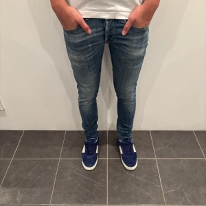 Dondup Jeans George  - Dondup Jeans George! Trendigaste jeansen på marknaden.  Skick= 9,5/10 Ny pris= 4000 kr Säljs för= 799 kr 